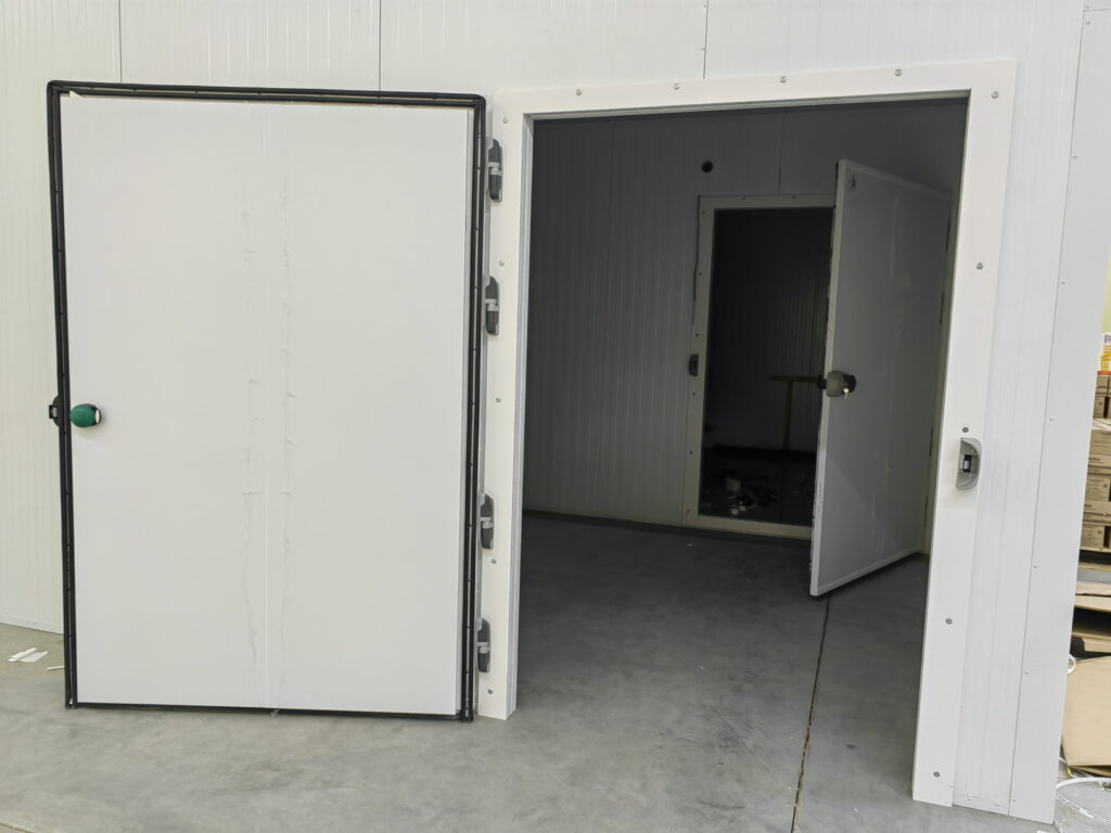 монтаж холодильной и морозильной двери для холодильных камер